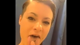 Geile Sau Befummelt Sich In Der Umkleidekabine!