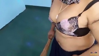 Canadian Erotic Hot Mom Caught When Cleaning Room While Dancing Nacked Homemade,