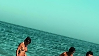 Amateur couple fuck video was filmed on a beach
