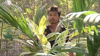 Desi Hot Nokrani Ne Chut Ki Khujal Mitayi Malik Ke Ladke Se