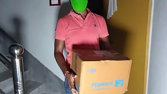 Flipkart Delivery Boy Se Saman Ke Pese Ke Badle Chut Chudaya