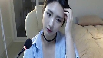 Beautiful Camgirl Shows Off Her Nice Tits