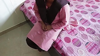 Barebacking: Indian College Student Gets Pounded By Her Boyfriend In Front Of Their Dorm